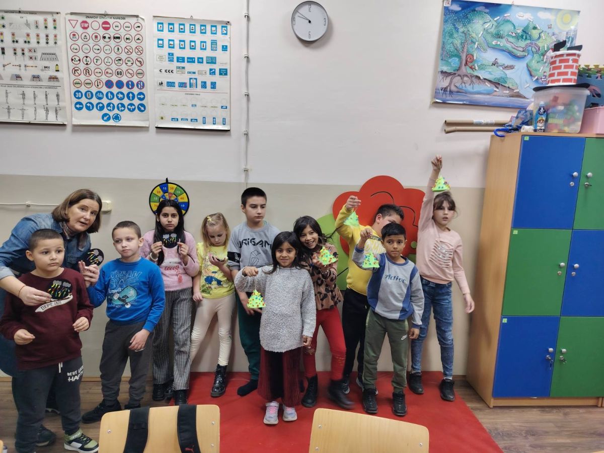 ЧАРОЛИЈА МАЛИХ РУКУ